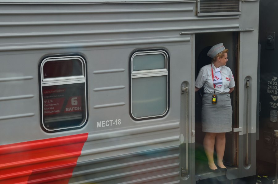 Проводник фирменного поезда
