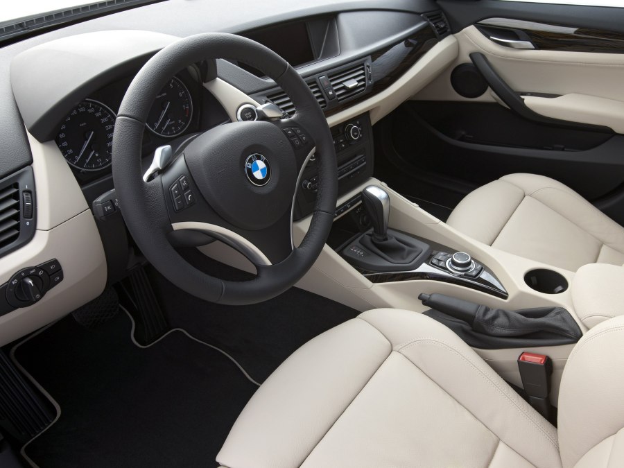 BMW x1 устричный салон
