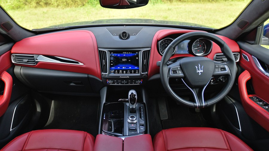 Maserati Levante красный салон