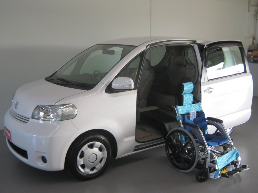 Toyota porte с левым рулем