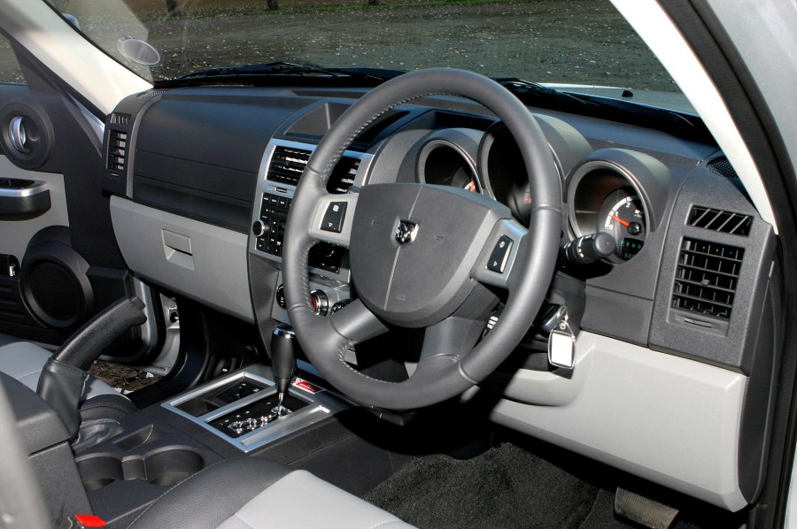 Dodge Nitro 2007 салон