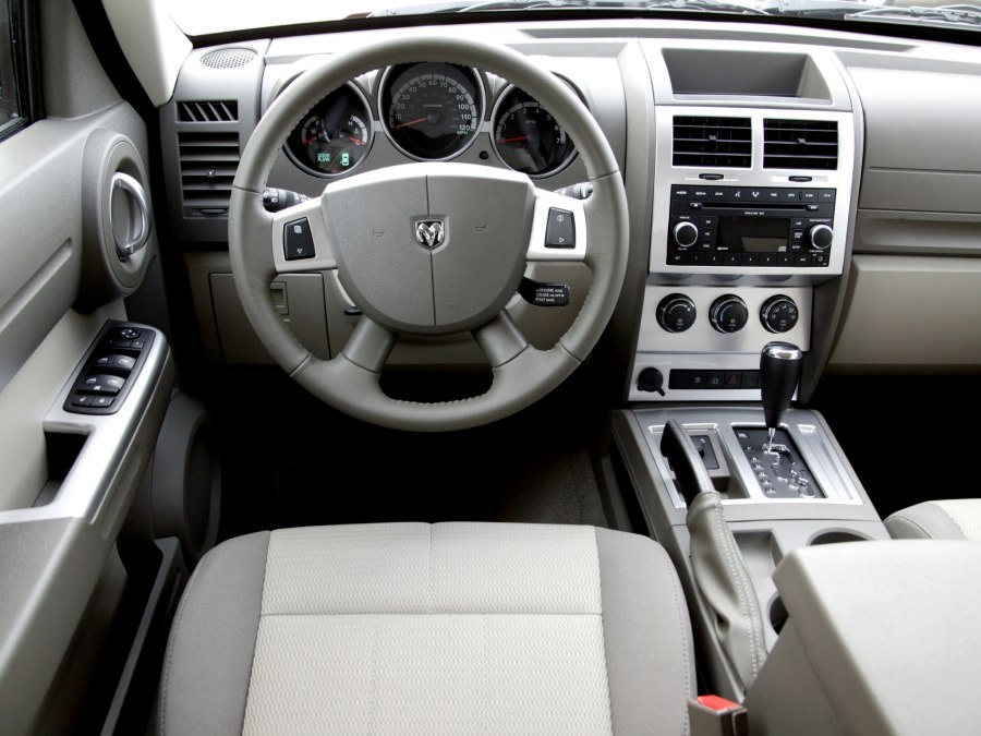 Dodge Nitro 2008 салон
