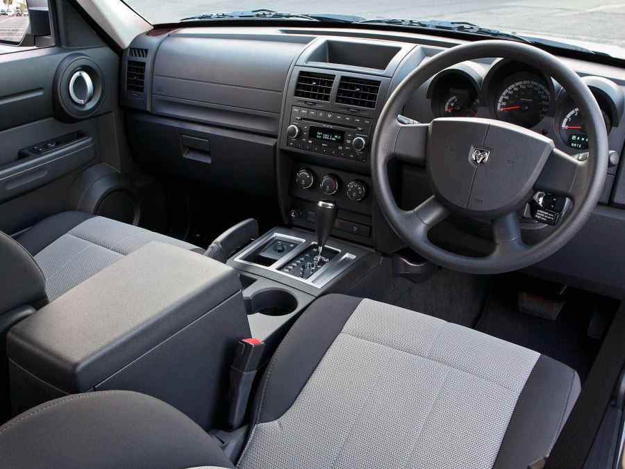 Dodge Nitro 2011 салон