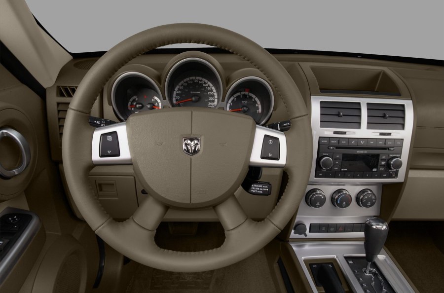 Dodge Nitro 2011 салон