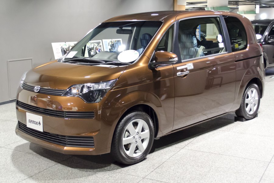 Toyota Spade 2014г коричневая
