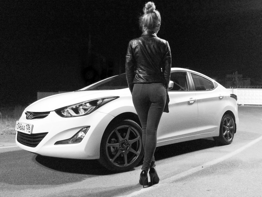 Hyundai Elantra и девушки