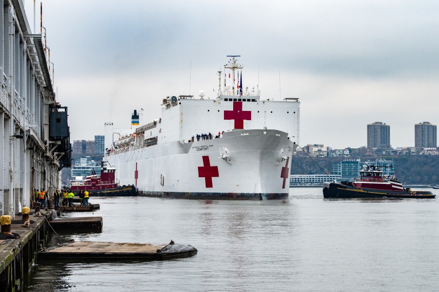 Корабль ВМС USNS Comfort