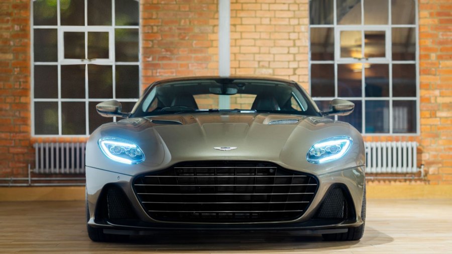 Спорткары Aston Martin DBS