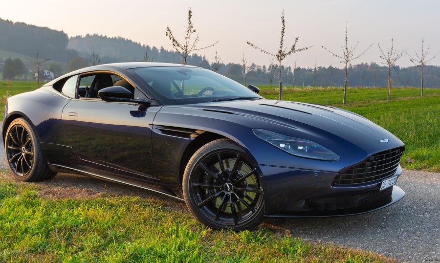 Астон Мартин db11 2020