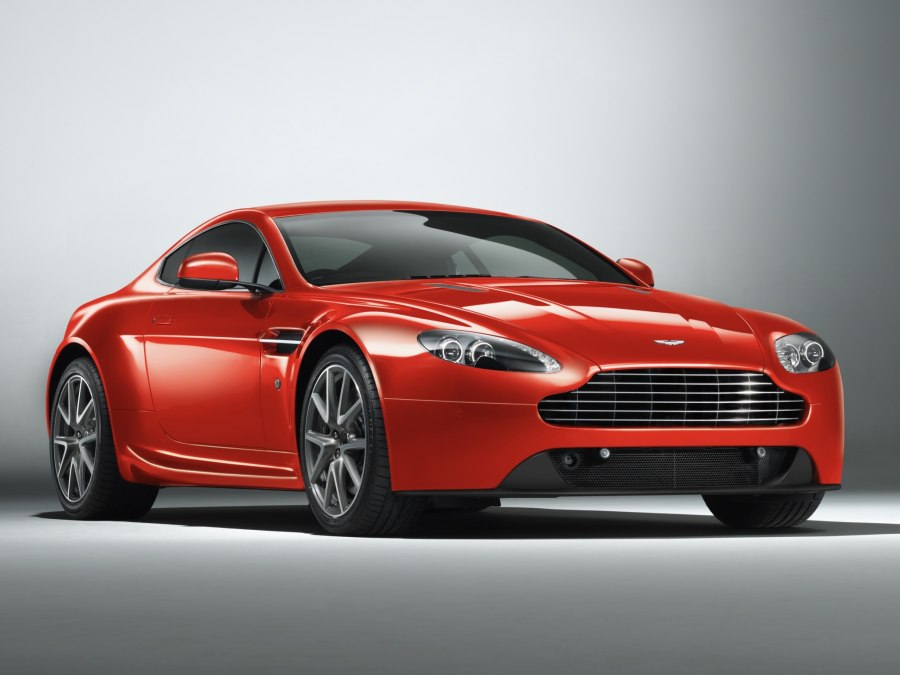 Aston Martin DBS v12 красный
