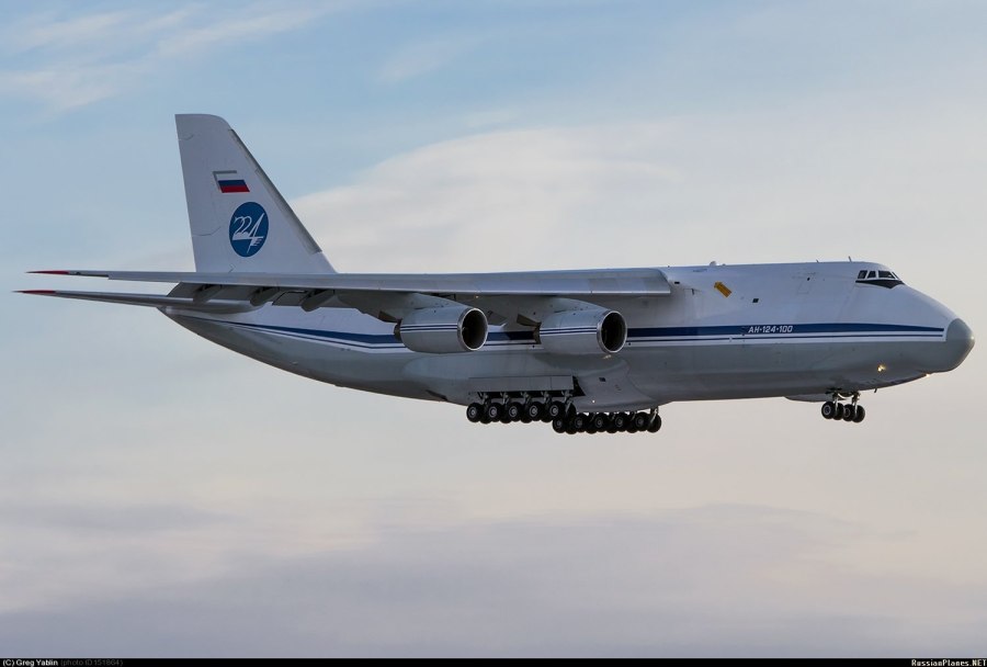 Самолет АН 124 100 Руслан