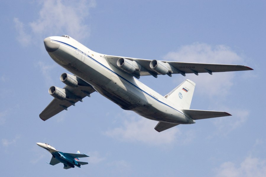 Самолет АН 124 100 Руслан
