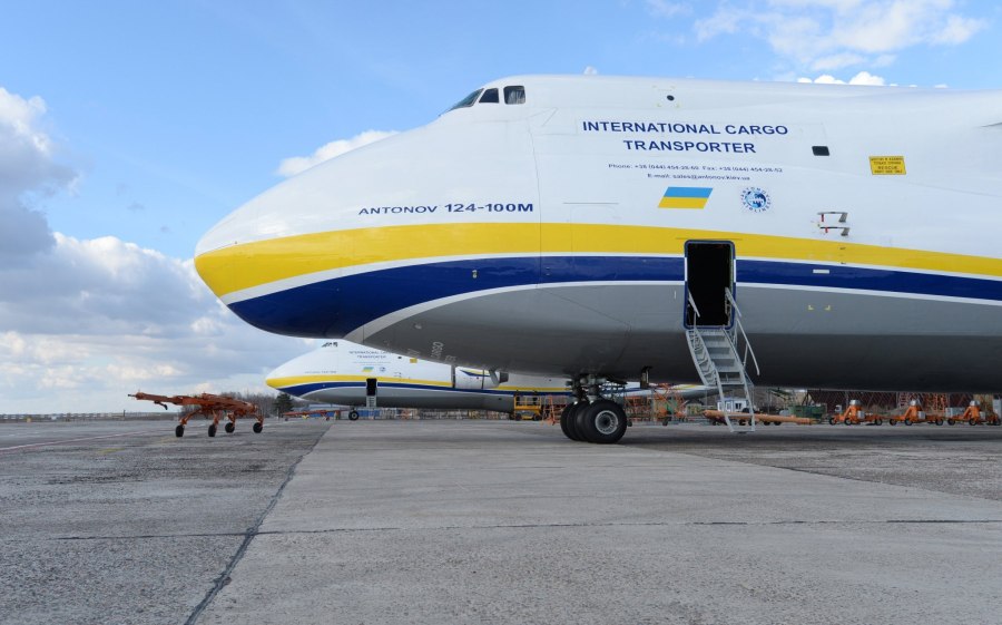 АН-124 военно-транспортный самолёт