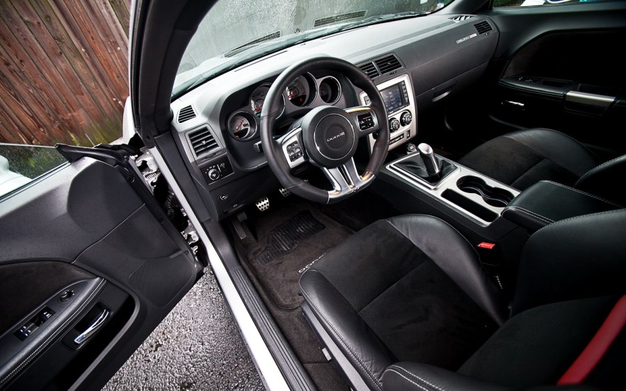 Dodge Challenger srt8 салон