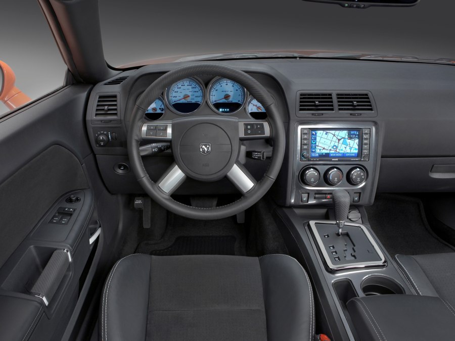 Challenger srt8 салон