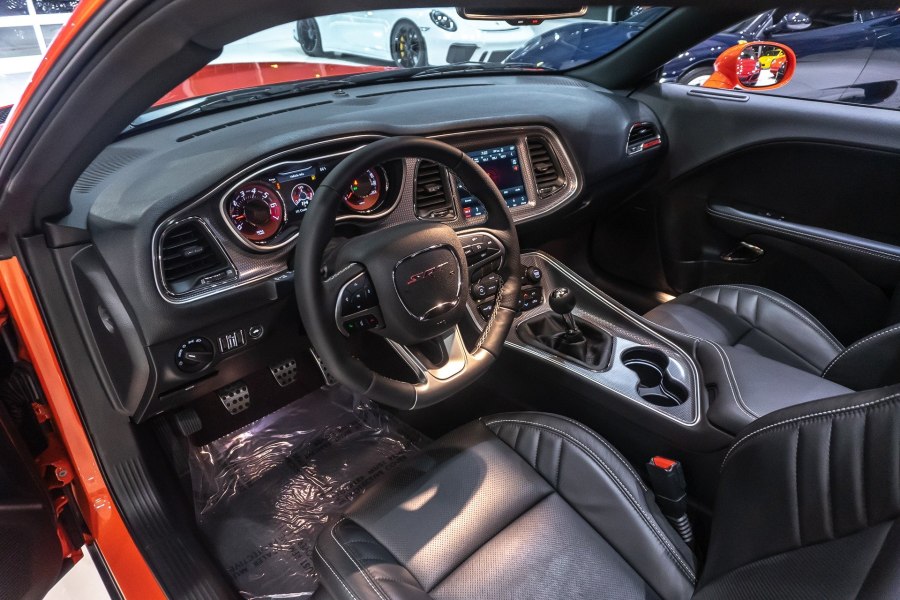 Dodge Challenger 2018 Hellcat салон