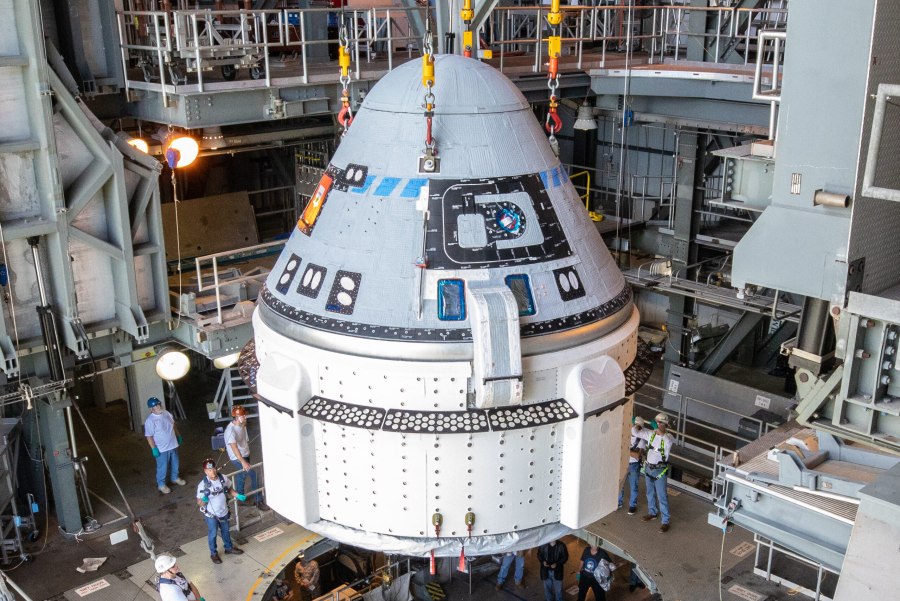 Внутри CST-100 Starliner