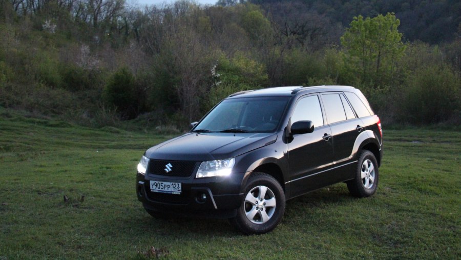 Suzuki Grand Vitara 2011 с черной решеткой