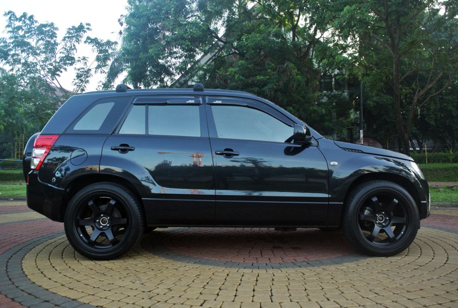 Suzuki Grand Vitara трехдверная