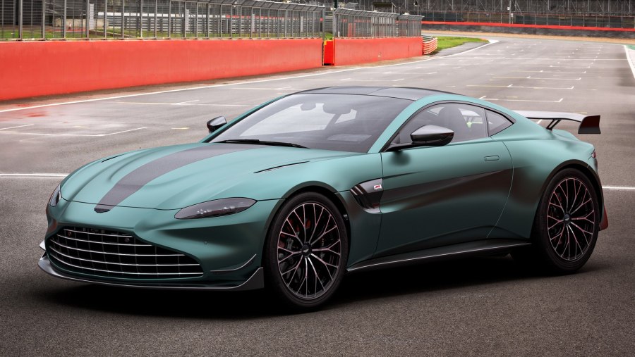 Астон Мартин Vantage 2021