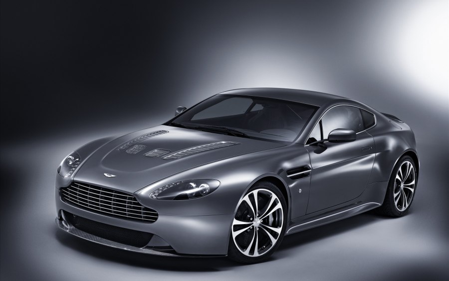 Астон Мартин в12 Vantage