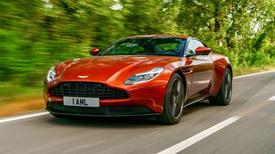 Машина Aston Martin db11