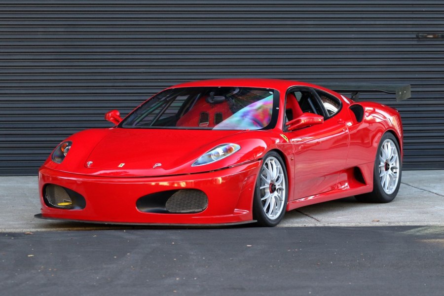 Красная Ferrari f430