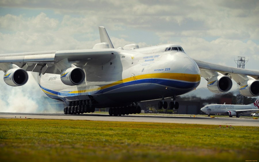 Грузовой самолет АН 225 Мрия