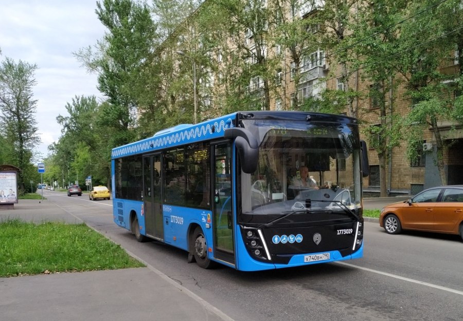 МАЗ 206 сзади