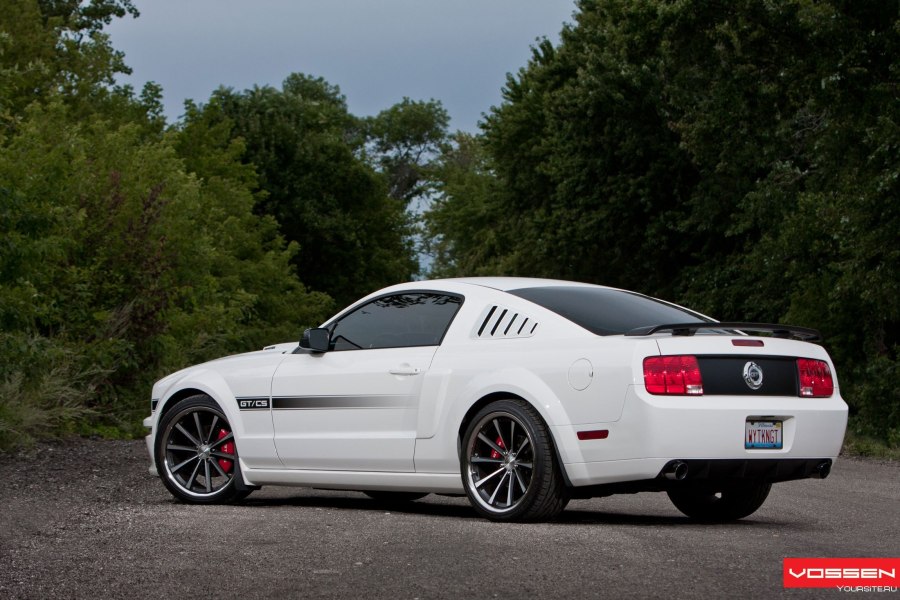 Белый Ford Mustang Vossen