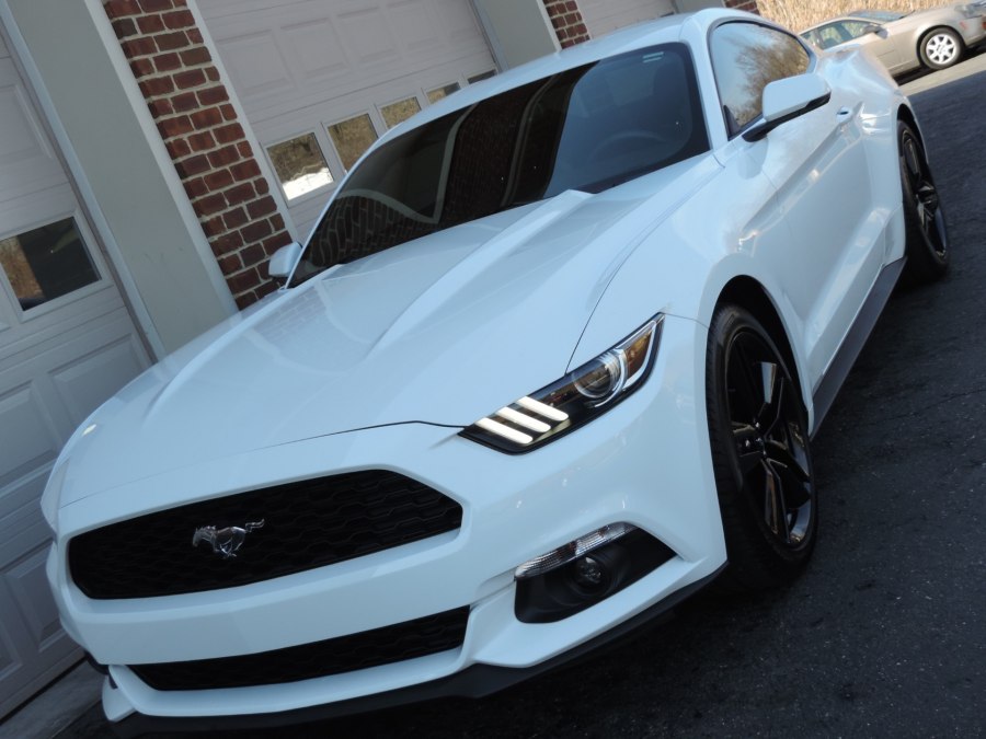 Ford Mustang 2020 белый