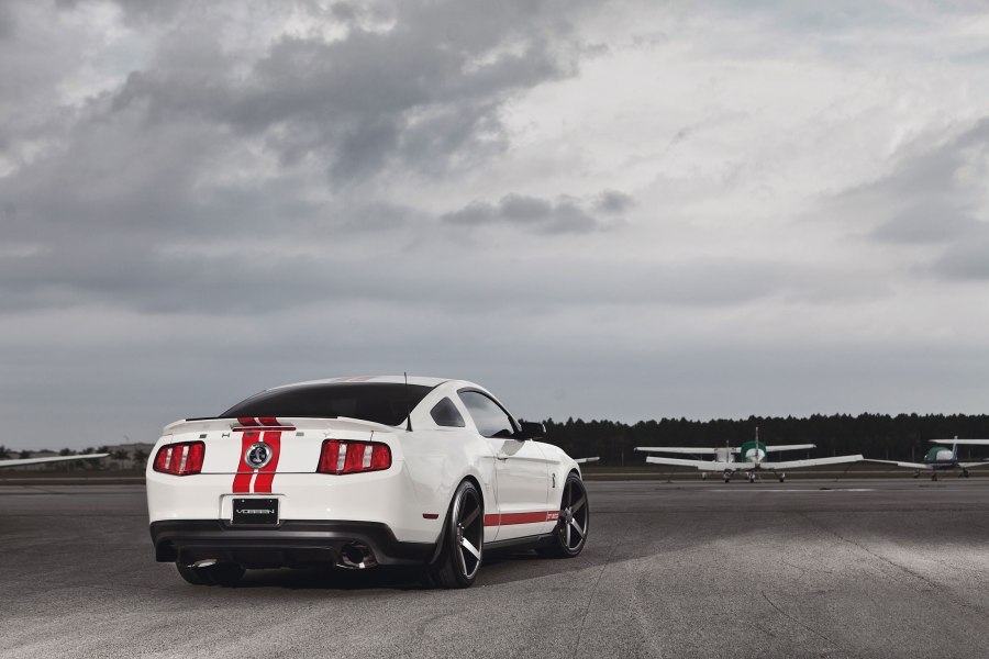 Ford Mustang белый с красной полоской