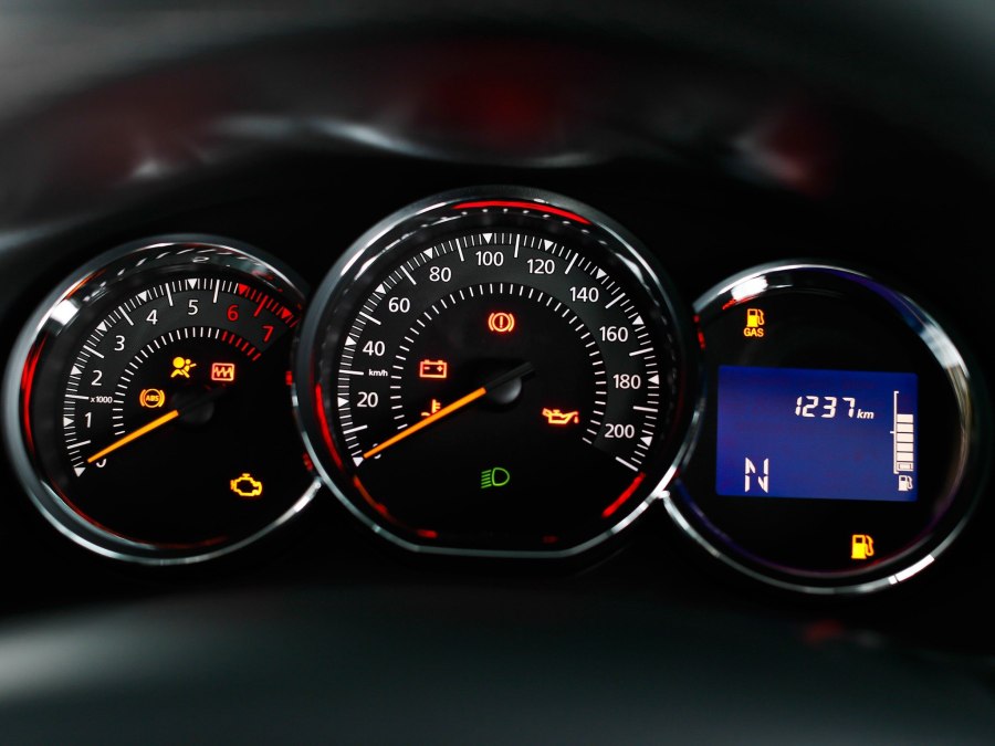Renault Logan комбинация приборов