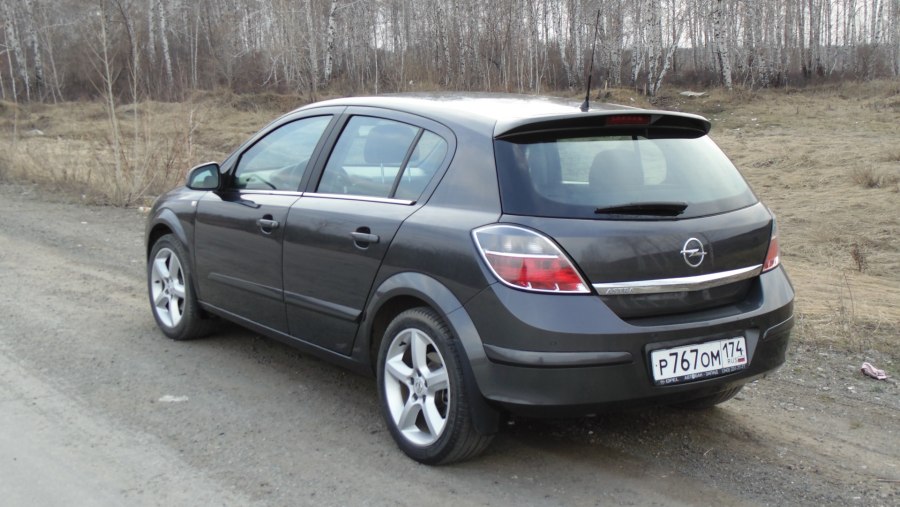 Опель Астра н хэтч темно серый
