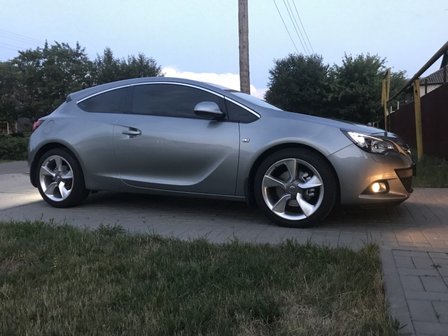 Opel Astra j GTC серый