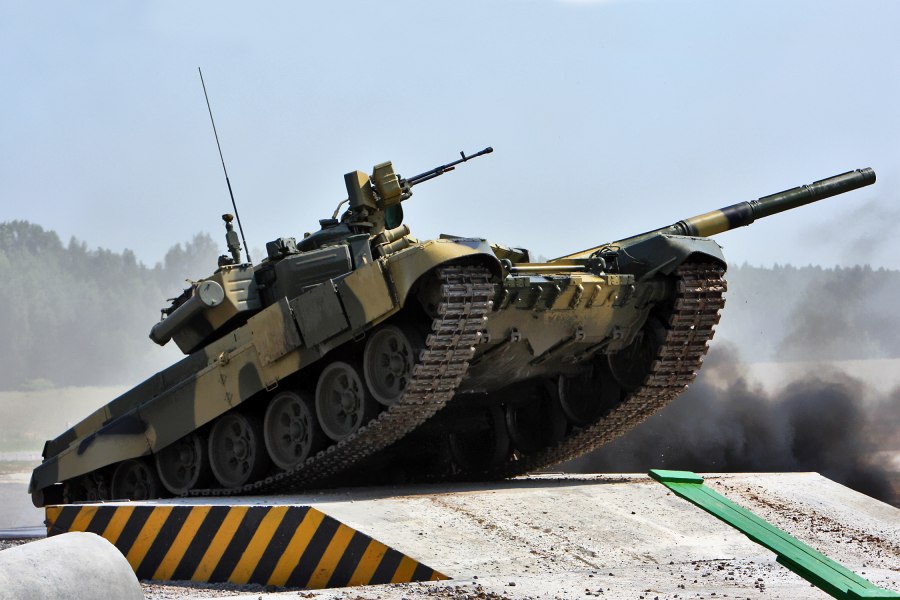 Военный танк т-90