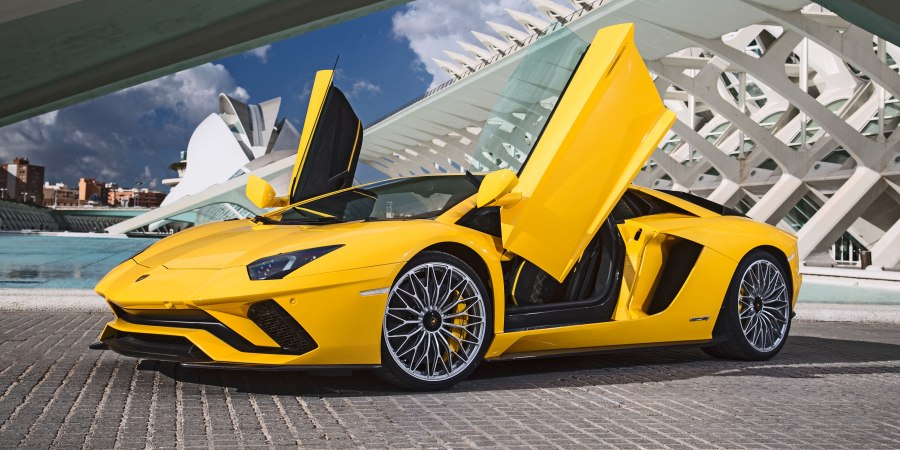 Lamborghini Aventador i жёлтый