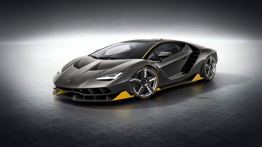 Оранжевого спорткара Lamborghini Aventador LP 700-4