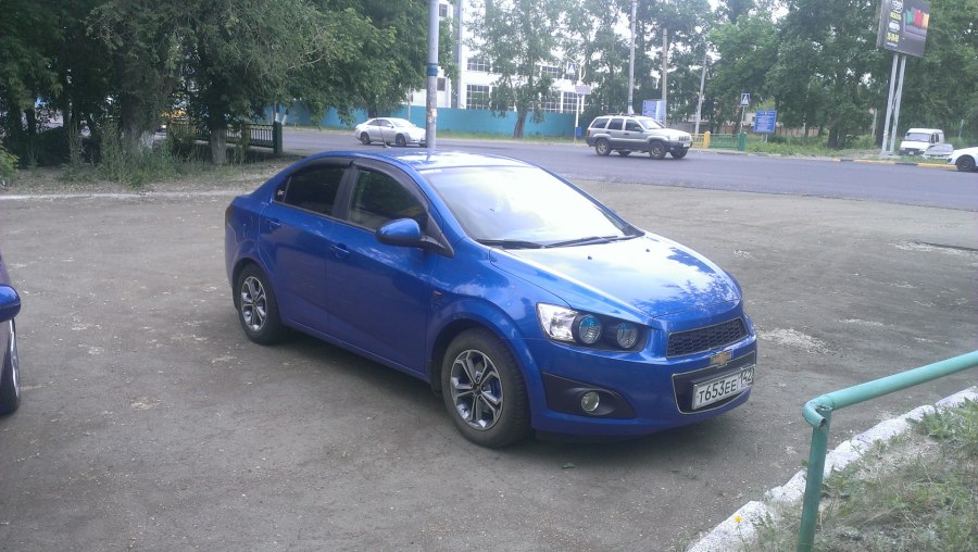 Синий хэтчбек Chevrolet Aveo