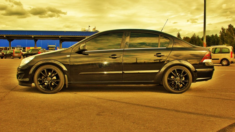 Opel Astra седан h r17
