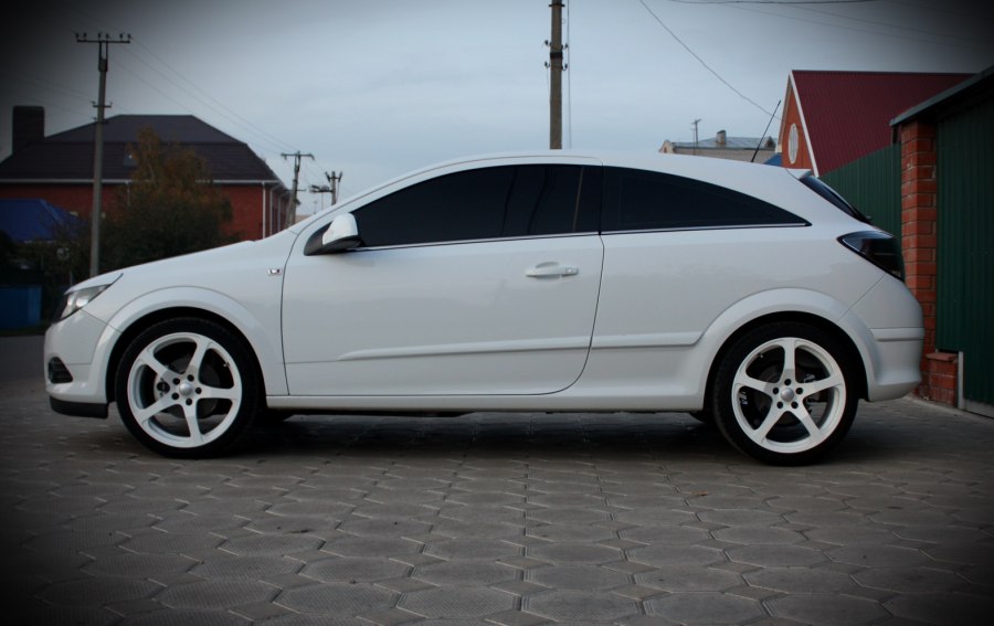 Opel Astra h r17 белая
