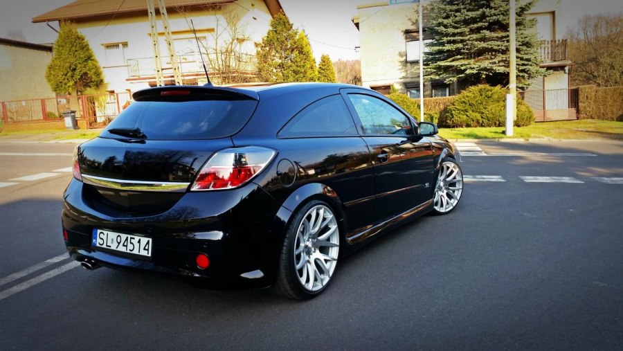 Opel Astra h GTC черная