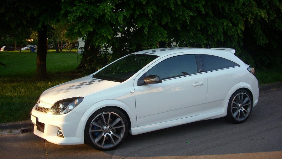 Opel Astra h r17 белая