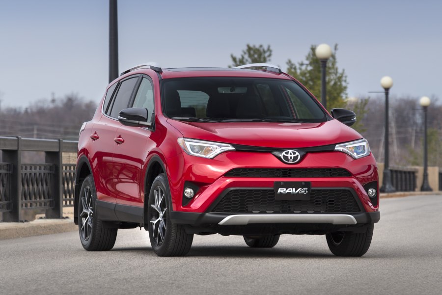 Вишневый Toyota rav4
