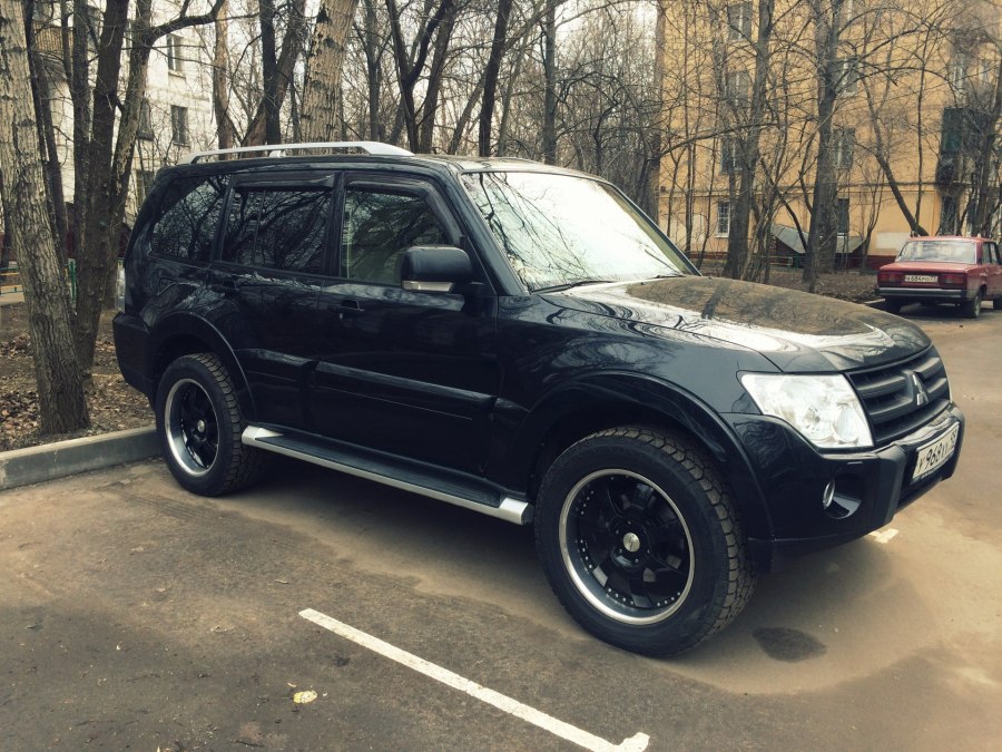 Mitsubishi Pajero 4 Black