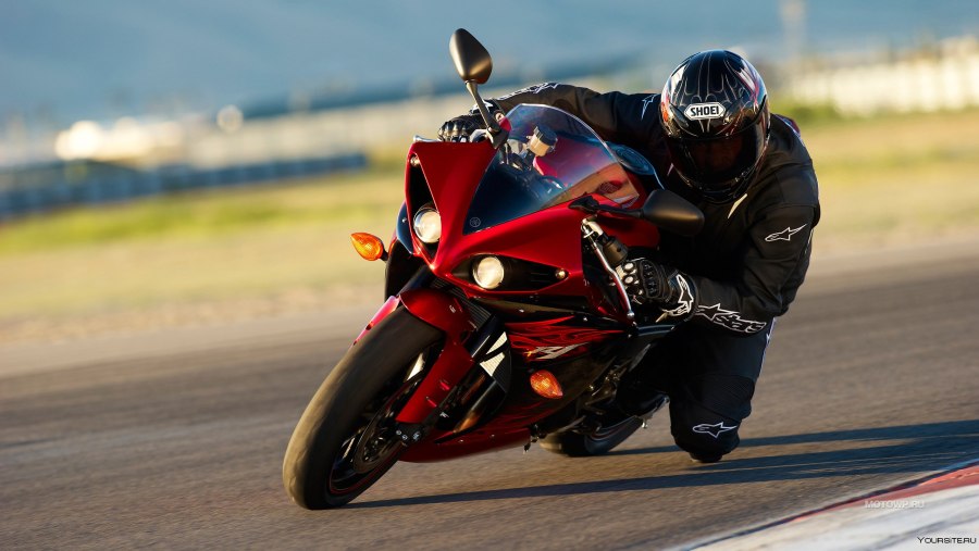 Yamaha r1 с мотоциклистом