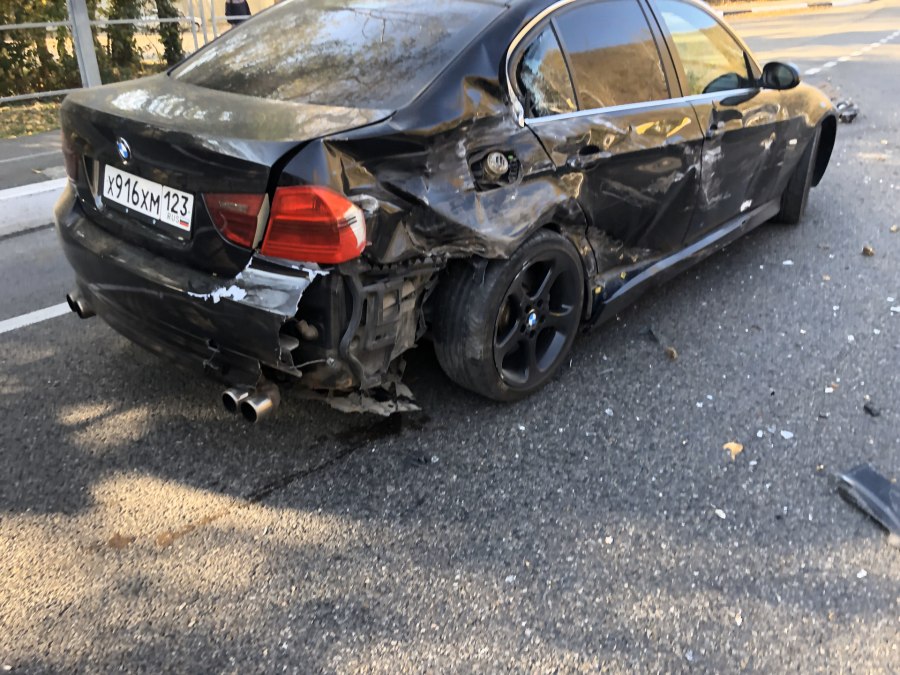 Разбитая BMW e60 серебристая