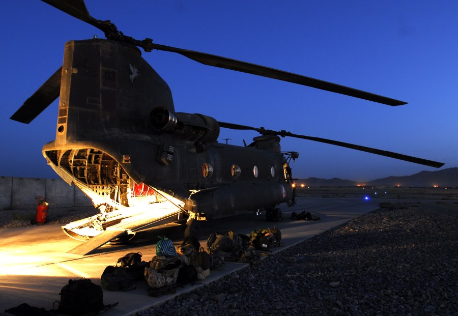 Военный американский вертолет uh1
