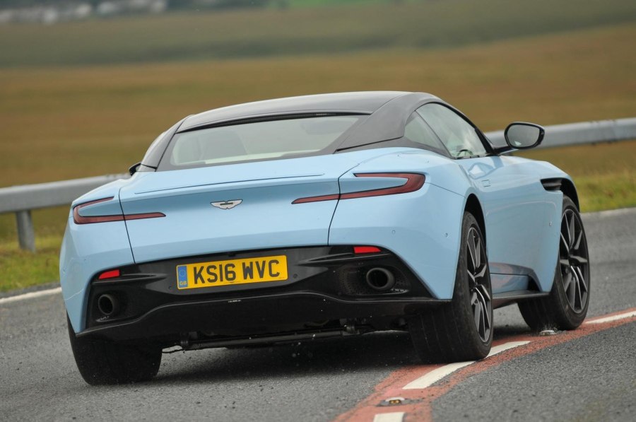 Aston Martin против Lotus