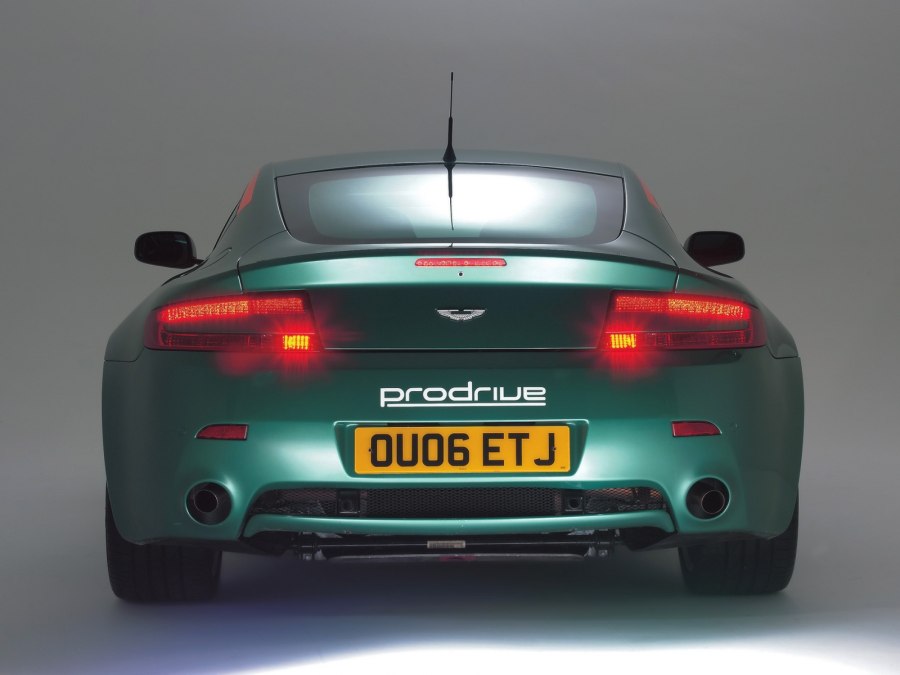 Aston Martin v8 сзади